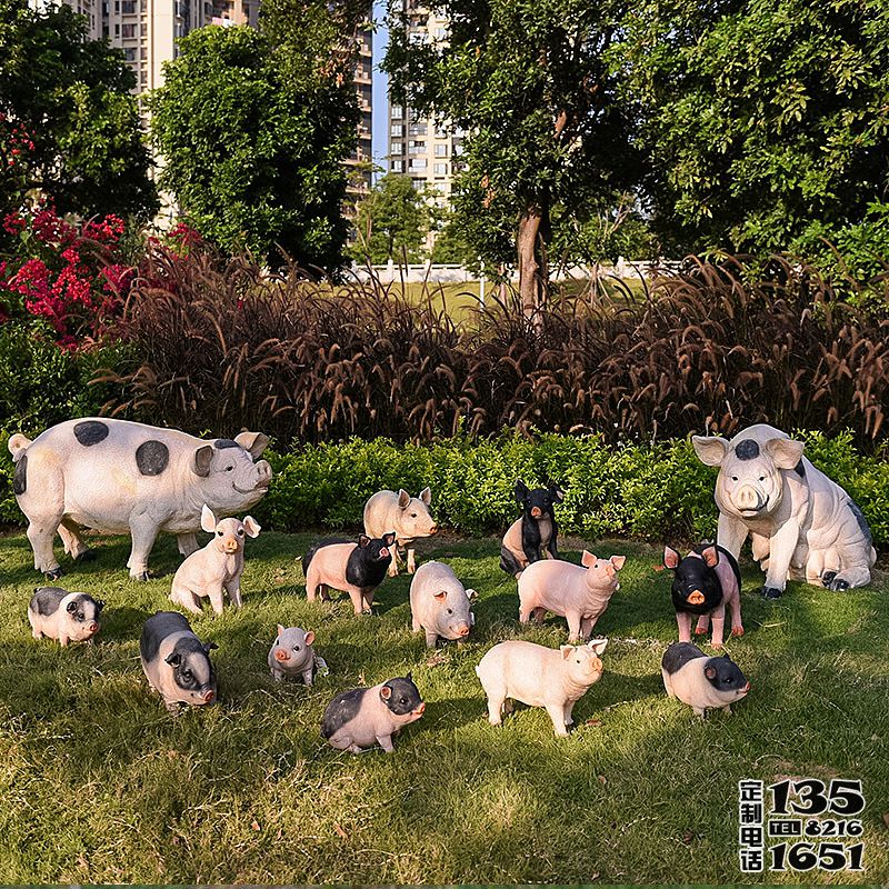 景區動物園擺放一群玻璃鋼彩繪豬雕塑