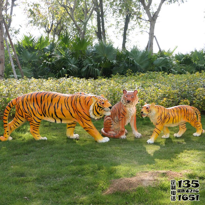 公園里擺放的三只仿真動物玻璃鋼彩繪老虎雕塑